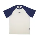 Remera blanca con mangas raglán azul marino y logo de Santa Cruz estampado en el pecho.