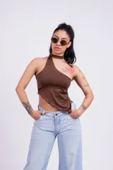 Top color borgoña con escote halter asimétrico y tiras finas que se atan al cuello.
