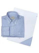 Camisa de manga larga celeste con finas rayas verticales blancas, de corte clásico y cuello abotonado. Tiene bolsillo en el pecho con logo de la marca bordado.