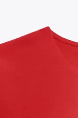 Top de manga sisa color marrón oscuro, con cuello redondo y corte ajustado.