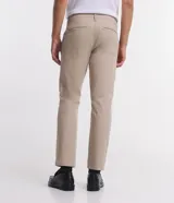 Pantalón de vestir color gris claro, de corte slim fit y largo cropped.