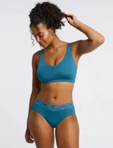 Bralette de lycra negro sin aro, marca Montelle. Tiene copa interna removible, breteles fijos regulables y broche trasero de tres posiciones.