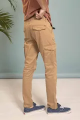 Pantalón cargo azul marino de corte recto con múltiples bolsillos y cierre de botón y cremallera.