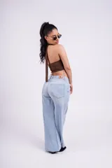 Top color borgoña con escote halter asimétrico y tiras finas que se atan al cuello.