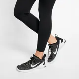 Calza larga deportiva Nike One Luxe, color negro, de tiro alto y corte ajustado.