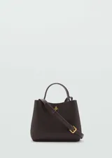 Bolso tipo tote pequeño color marrón oscuro, con textura granulada, asa de mano y correa larga desmontable.