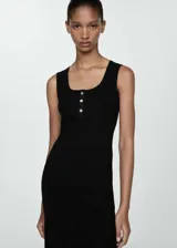 Vestido midi negro de punto canalé, sin mangas, con cuello redondo y cierre frontal con botones.