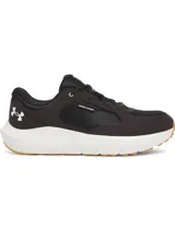 Championes Under Armour Charged Versurge negros con detalles en blanco y suela color caramelo.