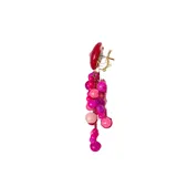 Aros colgantes hechos a mano con cristales y piedras naturales fucsias. Cuentan con una cabeza de resina italiana a tono con un cristal Swarovoski engarzado.