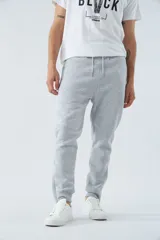 Pantalón de jogging negro de felpa con logo estampado y en goma, bolsillos con cierre, cierres en los tobillos, cintura ajustable y puños.