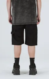 Bermuda de denim negro, estilo carpintero, con calce oversize y bolsillo lateral. Confeccionada en algodón con proceso de efecto desgaste.