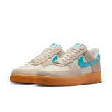 Zapatillas urbanas Nike Air Force 1 '07 Lv8, color beige con detalles en celeste y suela color caramelo.