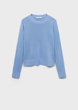 Sweater celeste de punto con cuello redondo y mangas largas.