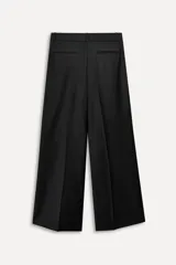 Pantalón negro de tiro alto con pinzas delanteras, corte ancho y largo midi.