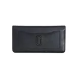 Billetera larga de cuero Saffiano color negro con logo J Marc tono sobre tono en el frente. El interior incluye tres bolsillos, un bolsillo interno con cremallera para monedas y siete ranuras para tarjetas. La cartera se cierra a presión.