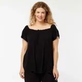 Blusa negra con escote bardot, mangas cortas y corte holgado.