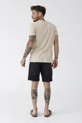 Remera celeste de corte clásico con cuello redondo y manga corta. Estampado pequeño en el pecho.