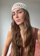 Casquete tejido a crochet color natural.