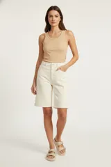 Short color crema de algodón, con bolsillos y de calce medio.