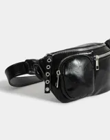 Riñonera negra de cuerina con múltiples bolsillos con cierre y correa ajustable con hebilla metálica.