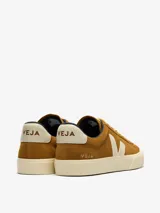 Zapatillas Veja modelo Campo color marrón, con logo lateral en blanco, capellada de ante y suela de goma color crema.