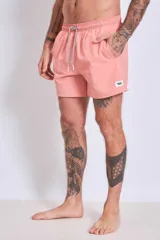 Short de baño color marrón con cordón ajustable en la cintura y logo estampado en blanco en la pierna izquierda.