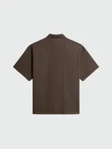 Camiseta de algodón estilo polo color gris, con detalles de costura y cierre de botones.