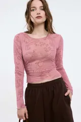 Remera de microtul color burdeos con estampado de cachemir y mangas largas.