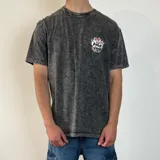 Remera gris con efecto acid wash y estampado en el pecho de una pelota de baloncesto con llamas y texto.