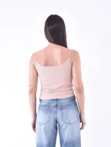Musculosa color beige con tirantes finos y estampado de cerezas.