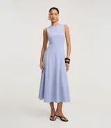 Vestido sin mangas, largo midi, color celeste claro, con escote redondo y corte evasé. Presenta breteles anchos y cierre trasero con cremallera.