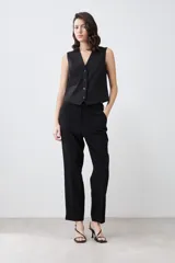 Pantalón sastrero negro de corte recto.