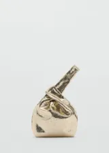 Bolso de mano dorado con diseño tipo saco, sin cierre y forro interior.