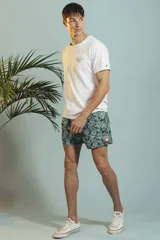 Short de baño rojo con estampado de motivos náuticos en azul y blanco, con cintura elástica ajustable con cordón.