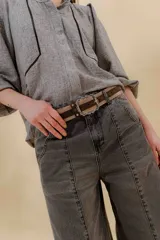 Pantalón de jean azul con corte sastrero de tiro medio bajo confeccionado en 100% algodón. Presenta cortes en los costados, dos bolsillos delanteros y dos traseros.