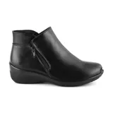 Bota corta negra de cuero sintético con cierre lateral y suela de goma.
