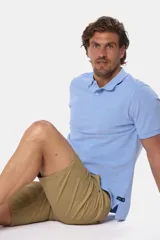 Bermuda color beige con cintura elastizada, bolsillos laterales y traseros.