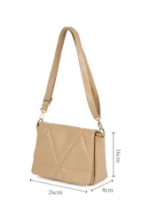 Bandolera color beige con correa ajustable y dos bolsillos internos.