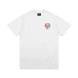 Remera blanca de corte recto con estampado pequeño en el pecho de un tigre dentro de un círculo con kanjis en rojo y amarillo.