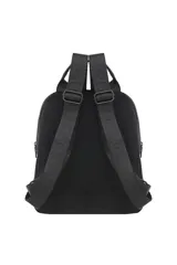 Mochila negra de Las Oreiro con un solo tirante ajustable, múltiples bolsillos con cierre y el logo de la marca en forma de labios metálicos en el frente.