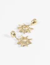 Aros de acero quirúrgico plateado con dijes en forma de estrella, de diseño elegante.