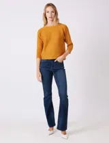 Buzo de tejido acanalado color mostaza, con escote tipo bote y mangas 3/4 estilo japonés.