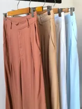 Pantalón celeste de lino de corte palazzo.