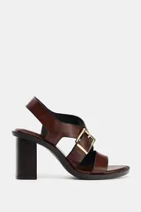 Sandalias de cuero color marrón con tacón bloque de madera y hebilla dorada.