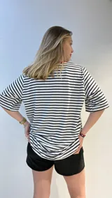 Remerón a rayas horizontales blancas y negras con cuello rojo y estampado de langosta roja.