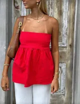 Top de tubo rojo, sin tirantes y de corte holgado.