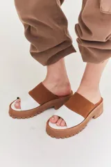 Sandalias negras de plataforma con diseño acolchado, ideales para uso diario.