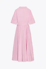 Vestido camisero midi de popelina a rayas verticales rosas y blancas, con cuello solapa, manga corta, bolsillos de parche en el pecho, cinturón de lazo ajustable y cierre frontal con botones.