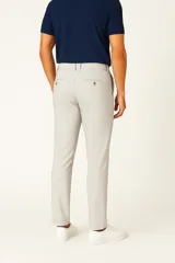 Pantalón de vestir color camel, de corte slim fit y largo al tobillo.