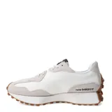 Championes New Balance Life Style modelo 327, con base blanca y detalles en gamuza gris claro. Presenta el logo 'N' sobredimensionado en color negro y suela de goma color caramelo.